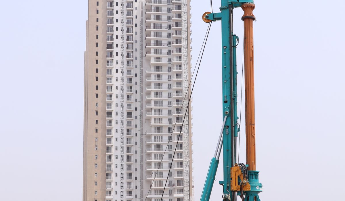 Directional drilling rig at an urban construction site used for trenchless HDD pipe laying